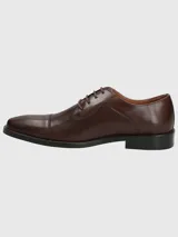 Zapato de vestir formal de cuero color marrón con cordones.