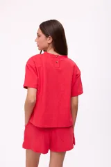 Remera color chocolate de corte holgado, con cuello redondo y mangas cortas con dobladillo. Estampado pequeño en el pecho con logo de frutas.