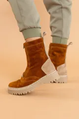 Bota de cuero color óxido con suela robusta y diseño cómodo, ideal para el uso diario.