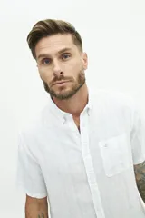 Camisa de manga corta confeccionada en lino y algodón, con fit regular y logo bordado.