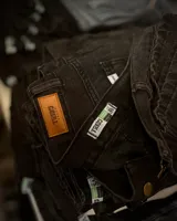 Pantalón de jean negro con corte holgado y tiro medio.