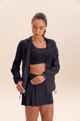 Pollera deportiva color azul marino con diseño plisado, cintura elástica y short interno.