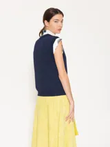 Sweater color crema de tejido de punto fino, con cuello redondo y mangas largas abullonadas.