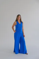Chaleco azul eléctrico de lino con escote en V y cierre frontal con botones.