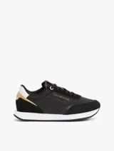 Zapatillas Tommy Hilfiger negras con detalles en blanco y dorado. Confeccionadas en poliéster con interior de poliéster, plantilla extraíble de goma termoplástica reciclada y suela de EVA. Presentan paneles con mezcla de texturas, panel metalizado en el talón y logo de Tommy Hilfiger bordado en la lengüeta y el talón.