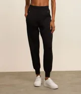 Pantalón deportivo gris melange, tipo jogger, confeccionado en microfibra pesada con viscosa certificada. Tiene cintura elástica, bolsillos laterales y corte holgado.