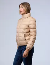 Campera puffer reversible Michael Kors color rosa con estampado de logos MK en un lado y liso en el otro. Tiene cierre central metálico, bolsillos delanteros y avíos metálicos con logo. Incluye bolsa autoportante.