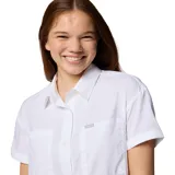 Camisa blanca de manga corta para mujer, marca Columbia, modelo Silver Ridge Utility. Confeccionada con materiales reciclados, ofrece protección solar UPF 50, absorción del sudor y ventilación. Cuenta con tapeta abotonada, bolsillos en el pecho con cierre a presión y velcro, y un pequeño bolsillo interior.
