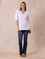 Remera blanca de algodón marca Ruby Rd con cuello redondo y escote en V. Tiene mangas cortas amplias con aplique de crochet.
