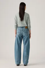 Pantalón de jean celeste de corte amplio, estilo baggy, con tiro alto y bolsillos delanteros y traseros.