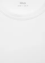 Remera color beige de corte recto, cuello redondo y mangas cortas con dobladillo.