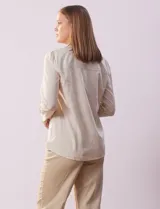 Camisa a rayas verticales finas color beige y blanco, marca Alex & Jordan. Tiene cuello con solapa, abertura central con botones y bolsillo aplicado en el pecho.