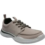 Zapatillas urbanas marca Hush Puppies modelo Alfie Lace, color azul marino con cordones celestes y suela blanca. Fabricadas con tela reciclada y tecnología Smart Foam Tech para mayor comodidad.