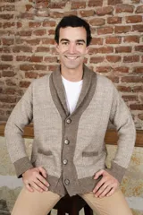 Cardigan tejido de lana color beige con cuello smoking, cierre con botones y bolsillos delanteros.