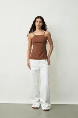 Musculosa negra de breteles finos y escote cuadrado.