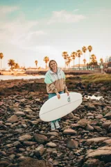 Campera color beige, blanco y verde agua con cierre frontal, cuello alto y puños elastizados.