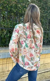 Camisa estampada con flores y paisley en tonos rosa, verde y amarillo.