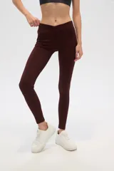Calza larga color bordó, de poliamida, corte ajustado y calce medio.