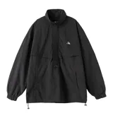Campera impermeable negra, con tela hidrofóbica y ajuste regulable en la cintura para un fit normal o boxy.