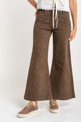 Pantalón de jean marrón con estampado animal print, corte flare y tiro medio.