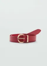Cinturón rojo de efecto piel con hebilla dorada.
