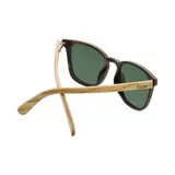 Lentes de sol con montura de madera color marrón y lentes verdes.