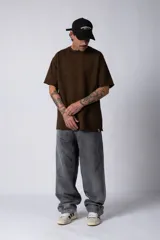 Pantalón jean gris de corte amplio y tiro alto.