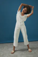 Pantalón culotte de jean color blanco, con tiro alto, corte ancho y terminación desflecada.