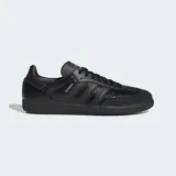 Championes Adidas Samba OG color negro, con exterior de piel con textura de cocodrilo, las tres tiras laterales en cuero liso y puntera de gamuza.