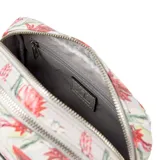 Bandolera rectangular de símil cuero con estampado floral multicolor. Tiene correa regulable, acceso con cierre, un bolsillo interno con cierre y otro abierto.