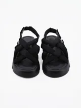 Sandalias negras con tiras acolchadas cruzadas y suela track.