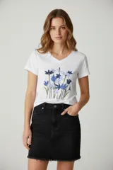 Remera blanca de algodón con cuello en V y estampado de flores azules.