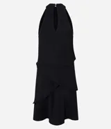 Vestido corto negro con escote halter y volados superpuestos en la falda.