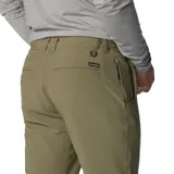Pantalón color tostado con corte recto, rodillas articuladas, bolsillos laterales y traseros, y cintura ajustable con cordón.