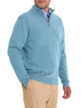 Sweater celeste de cuello alto con medio cierre, confeccionado en hilado italiano que combina lana extrafina y cashmere. Diseño clásico y elegante de calce regular.