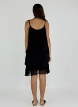 Vestido corto celeste con breteles finos y volados en capas.