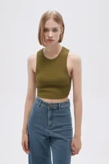 Top blanco de morley, corte crop y breteles anchos.