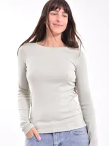 Remera gris oscuro de manga larga y corte ajustado.