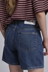 Bermuda de jean azul oscuro, tiro alto y corte a la rodilla.