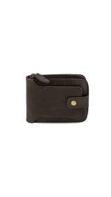 Billetera de cuero marrón oscuro con tapa y broche metálico, visor transparente, compartimentos internos y cierre seguro.
