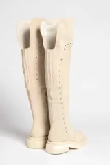 Botas bucaneras negras de gamuza con apliques de tachas doradas.