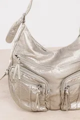 Bolso color marrón claro con múltiples bolsillos frontales con cierre.