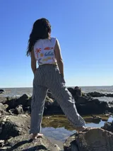 Pantalón de tela rayada rosa y blanco, de corte amplio y cintura elastizada.