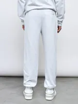 Pantalón de jogging azul marino de felpa sin friza, con puños elásticos y logo de Umbro bordado en celeste.