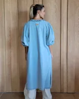 Kimono largo de denim negro con volados en el frente y mangas 3/4 abullonadas.