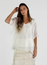 Blusa blanca de viscosa, de corte holgado, con escote en V y mangas cortas.