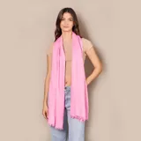 Pashmina fucsia de poliéster con flecos en los extremos.