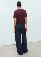 Camiseta de lino color vino tinto, con cuello en V y manga corta, de corte recto.