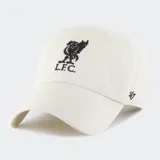 Gorro estilo 'Clean Up' de 47 Brand, color beige claro, con el escudo del Liverpool F.C. bordado en negro en el frente y el logo de la marca '47' bordado en el lateral.
