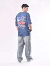 Remera negra de corte oversize y mangas cortas.